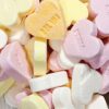 Kleine glazen pot gevuld met ca. 40 gr. hartjes gekleurd deksel